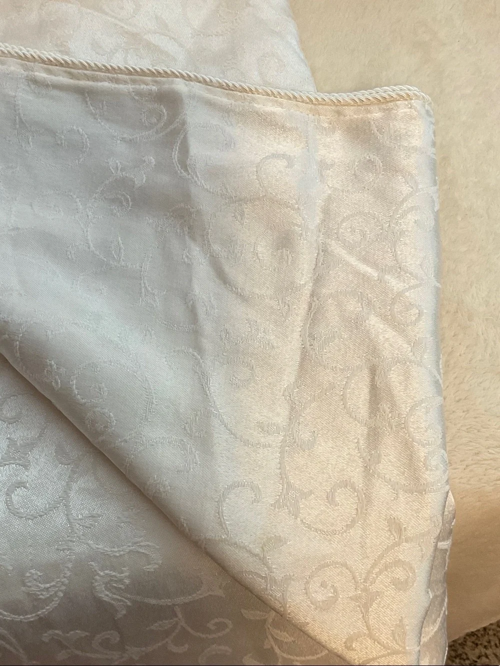 Elegant White Damask Tablecloth - Classic Jacquard Linen